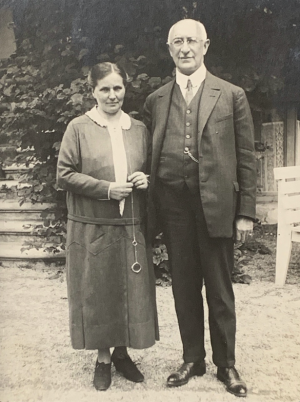 Black and white photograph of Sigmund Morgenroth (right) with his wife Lucie (left).